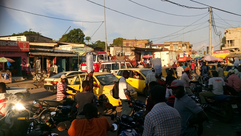 Transport_station_in_kinshasa.jpg
