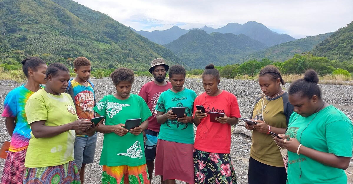 Women_in_Santo_Vanuatu.jpg