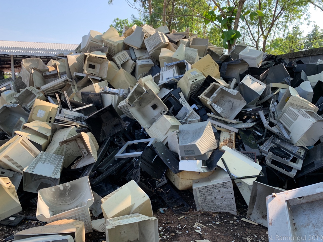 A pile of computer monitors

AI-generated content may be incorrect.