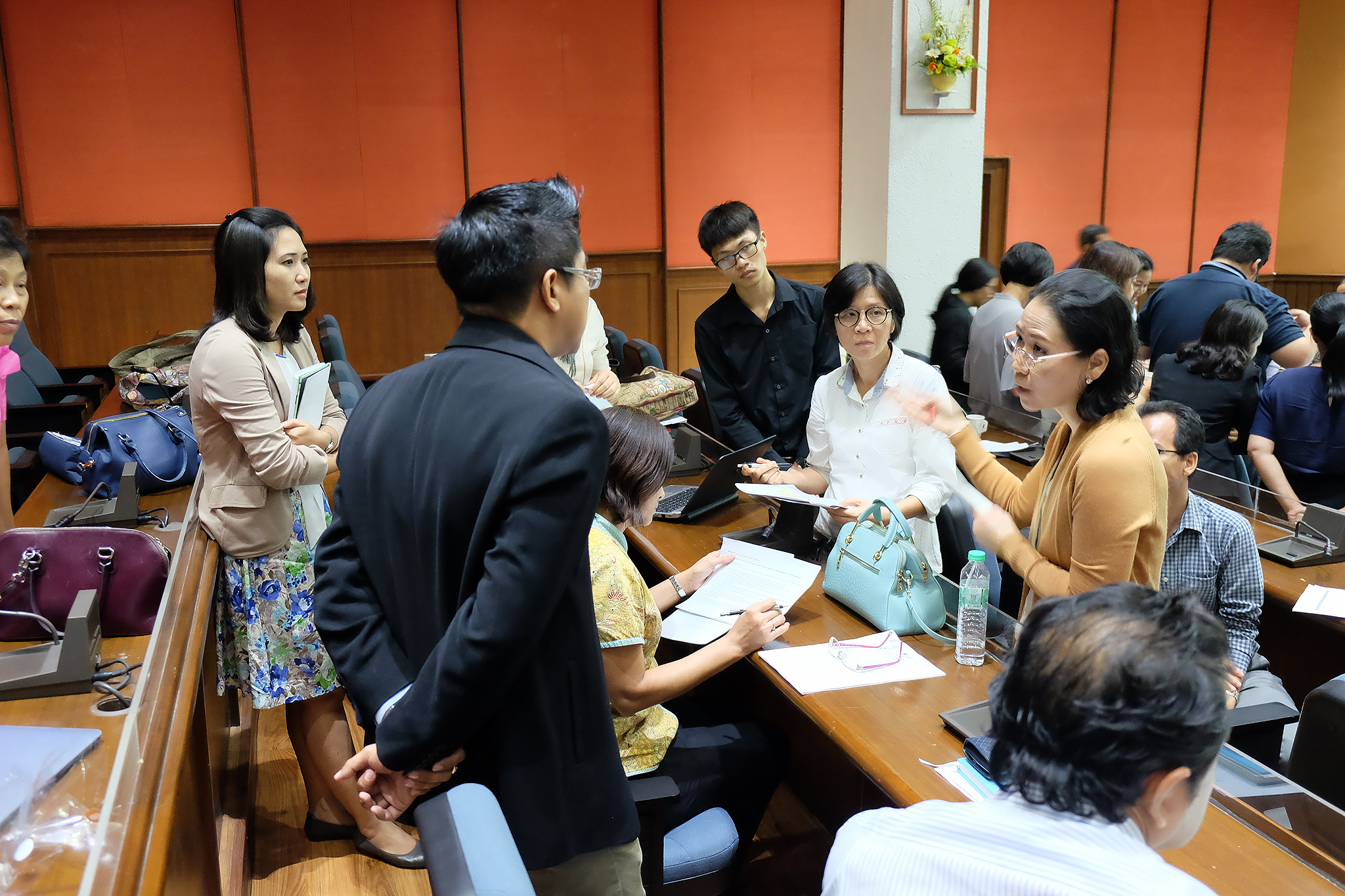 A group of people in a meeting

AI-generated content may be incorrect.