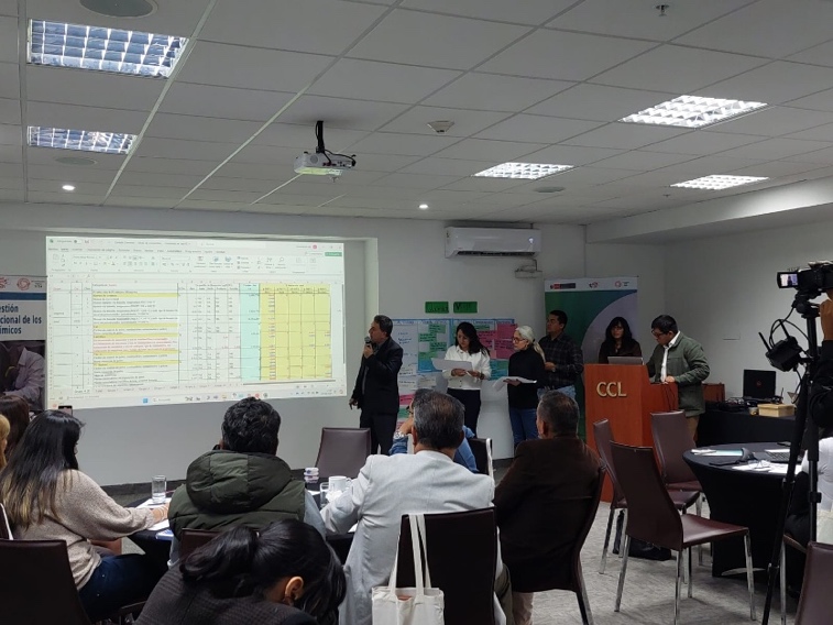 A group of people in a room
AI-generated content may be incorrect.