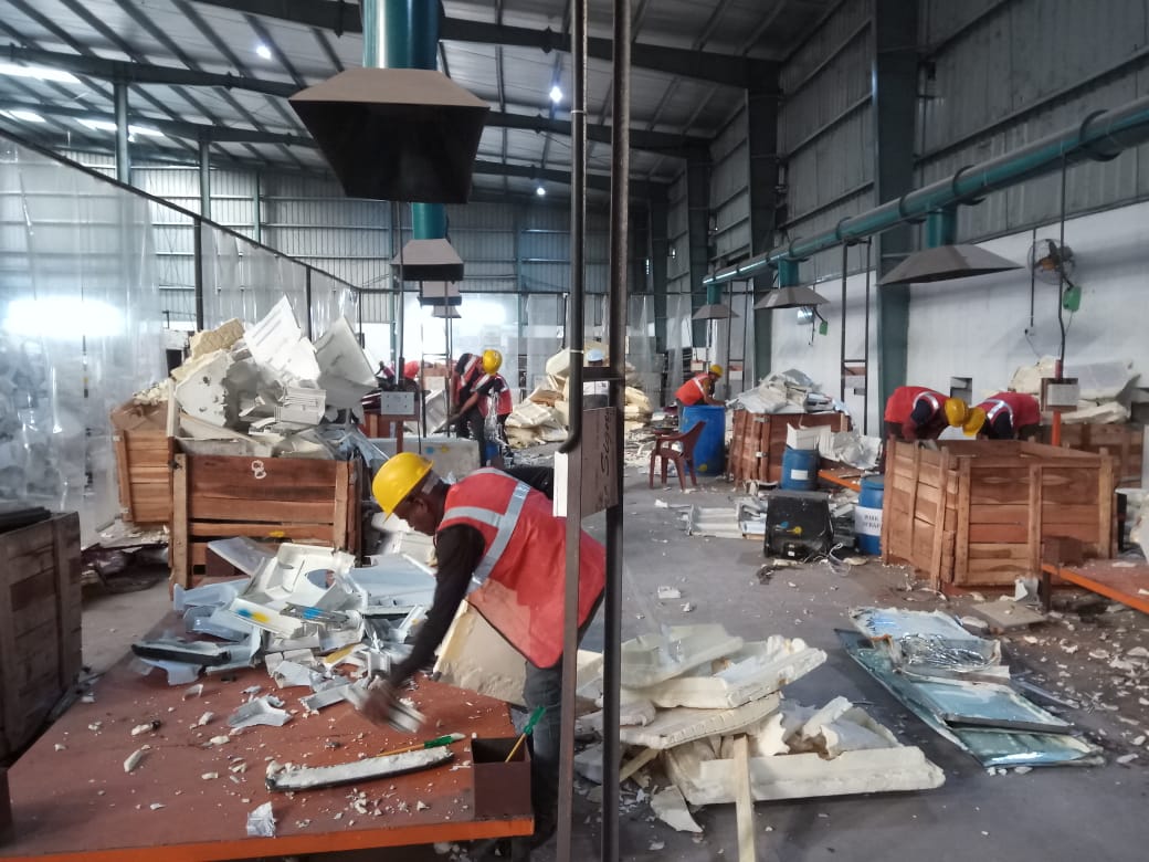 A group of people in a factory

AI-generated content may be incorrect.