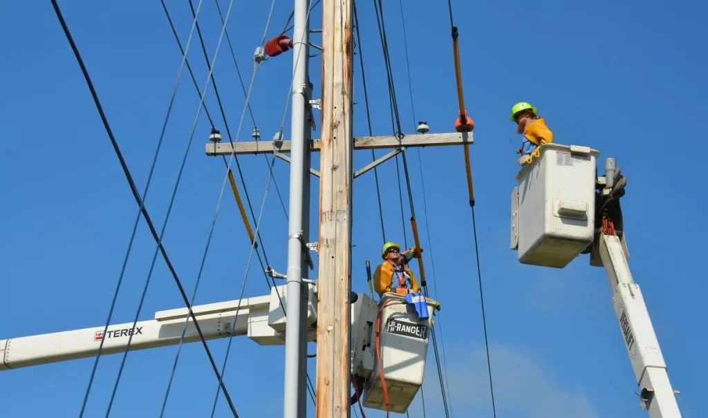 power-line-workers.jpg